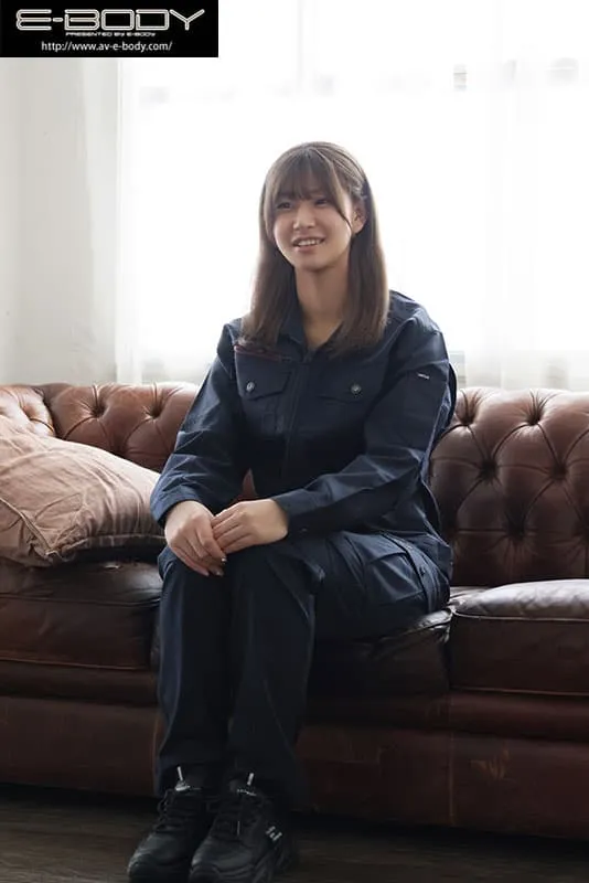 小麦肌巨乳新人AV女优佐山由依，隐藏在工作服下的性感肉弹身材