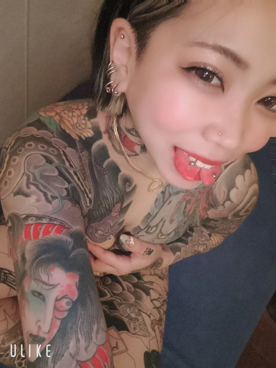 全身刺青、蛇舌加穿环！新人AV女优结城雫冲击出道，一反外貌的抖M属性觉醒