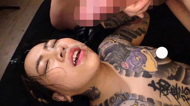 全身刺青、蛇舌加穿环！新人AV女优结城雫冲击出道，一反外貌的抖M属性觉醒