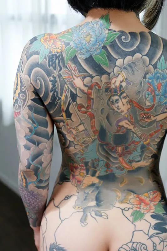 全身刺青、蛇舌加穿环！新人AV女优结城雫冲击出道，一反外貌的抖M属性觉醒